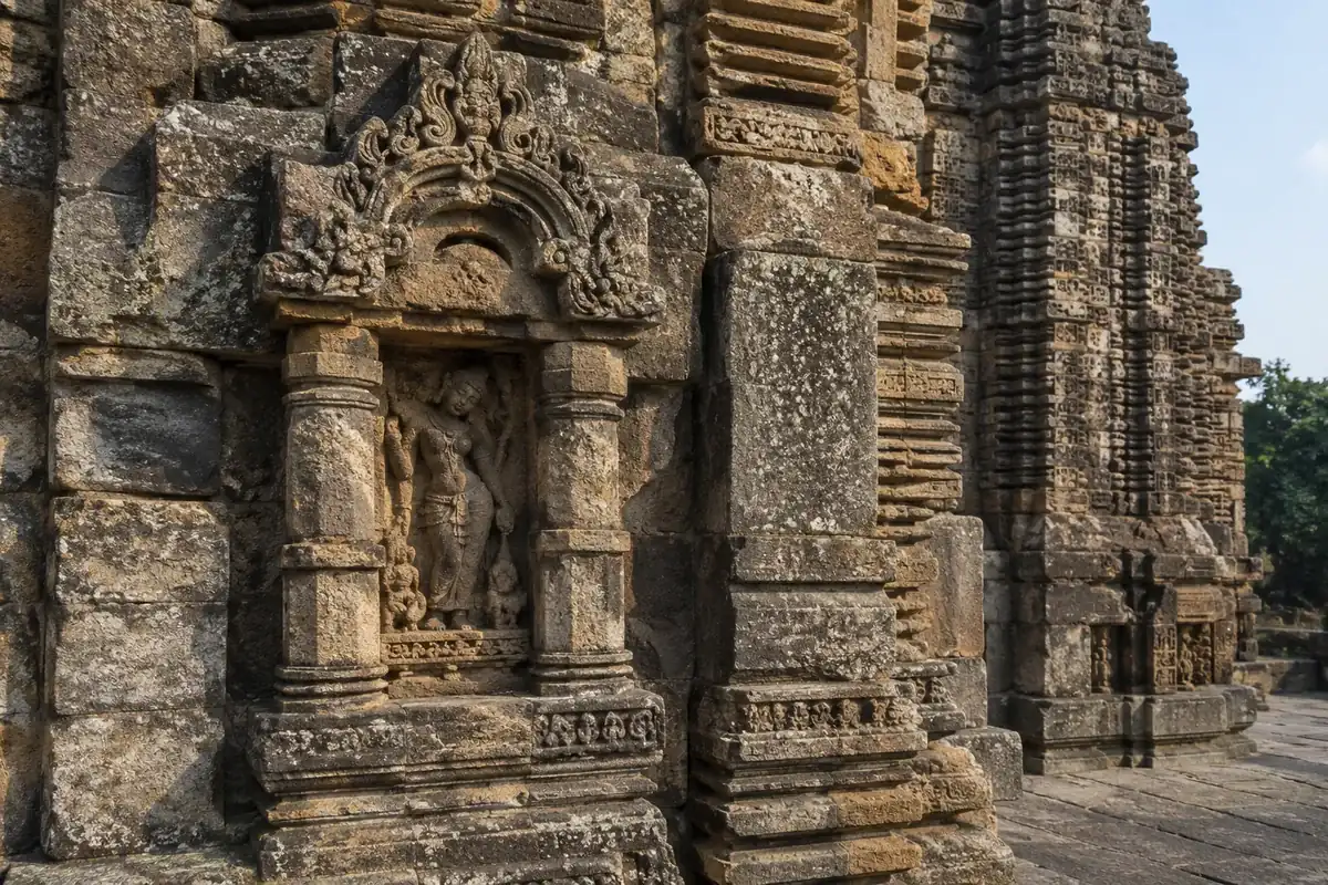 Carved stone niche on the exterior of Bhabakundaleswar Temple