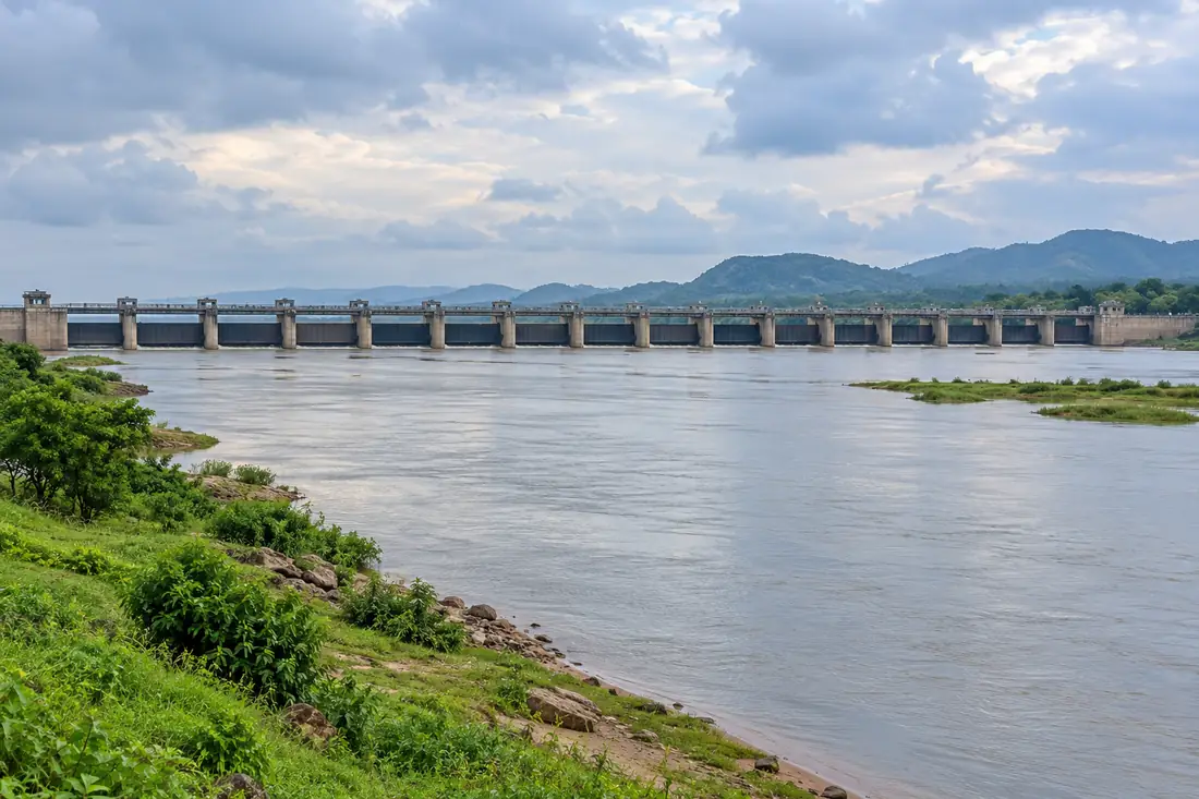 A long barrage crosses the Mahanadi near Naraj